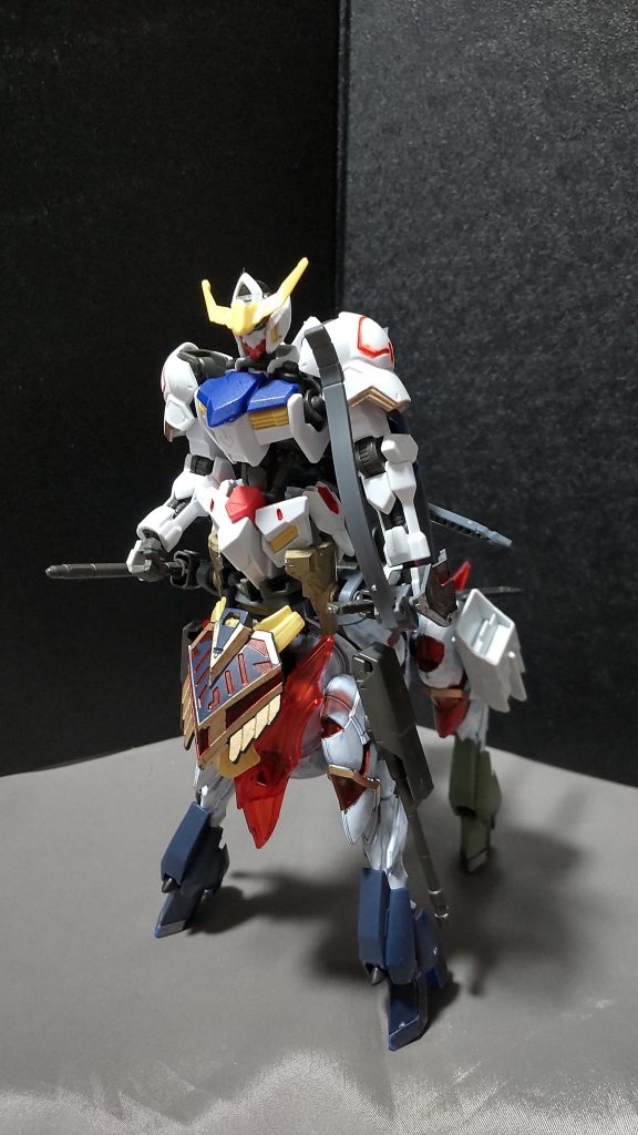 軍馬の上にバルバトスの上半身を付けただけという圧倒的手抜きのように見えますが、そうでもないですよ?○主な改造点・軍馬とバルバトスの接続ポイントとして、他の三国創傑伝プラモから腰部パーツを接着する。・バルバトスの股下にSDプラモのジョイントパーツを取付ける。これにより、バルバトス本来の足パーツを付けることが不可能になったが、それくらいの覚悟はないといけないと私は思う。※本来のバルバタウロスは2本足モードにすることが出来ます。・軍馬の4足の先端にグレイズの脚を取付けて延長を施す。