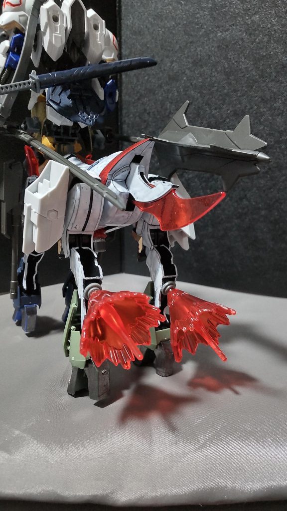 脚部にエフェクトパーツを付ける事で、バーニアっぽい表現が作れます。※機甲界ガリアンの人馬兵プロマキスを参考にしました。