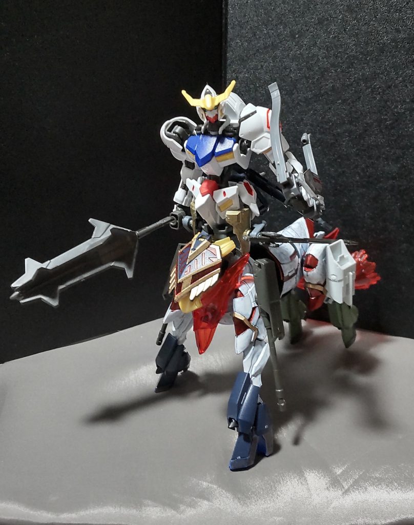 従来の鉄血メイスも当然扱います。※未使用時は腰部に収納できます。