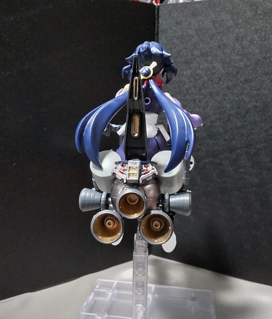 リアビュー(真後ろ)軍馬の後ろに1/250ボールを付け、腕と正面バーニアを3つ、サイドに旋回用のバーニアを2つと計5つ付けました。