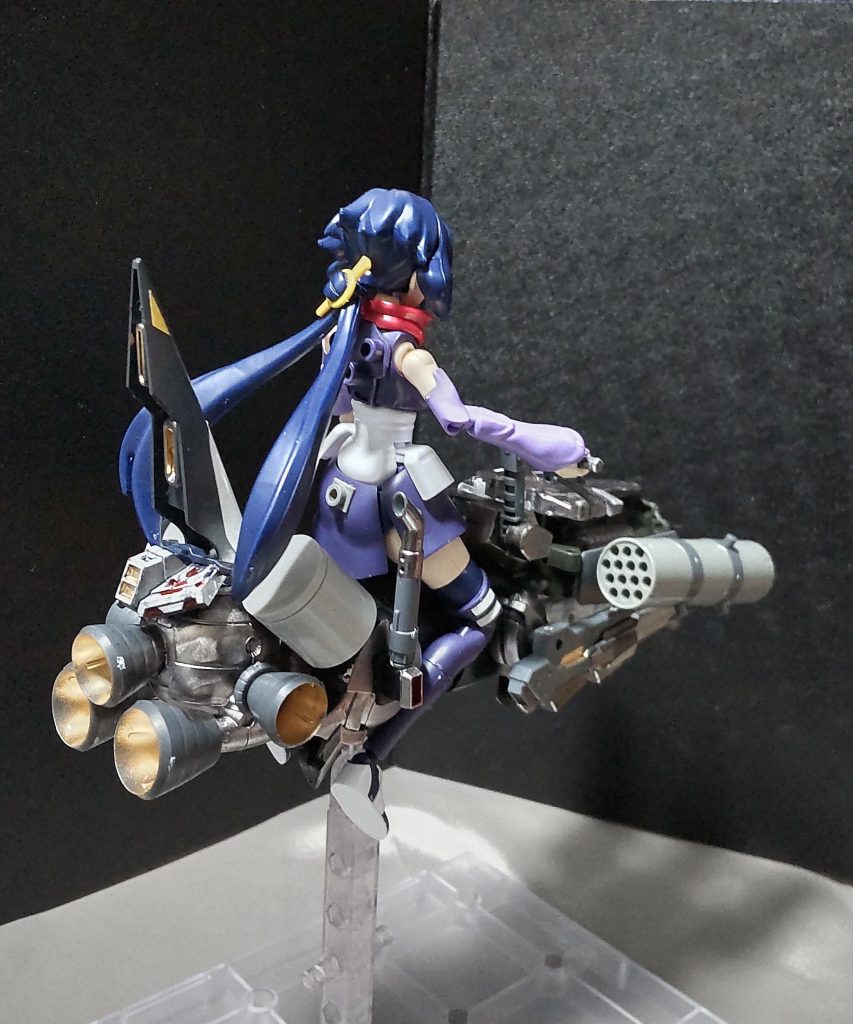 リアビュー(斜め)後ろ脚に付いているエネルギータンクは固定していますが、排煙パイプは角度調整や取り外すことが可能です。