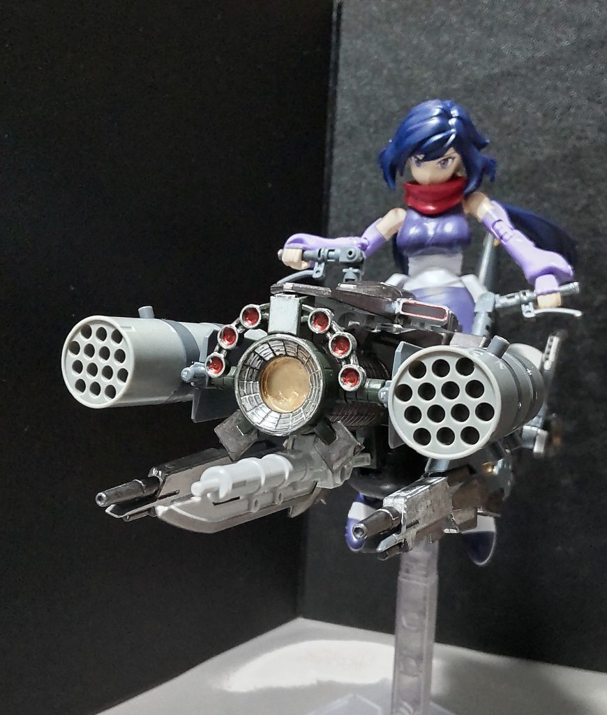 武装に関しては前面に固まってます。中央部にあるのは主砲のメガ粒子砲主砲のサイドにはミサイル・ポッド下部にはビームキャノンとラム代わりのソードが付けられてます。