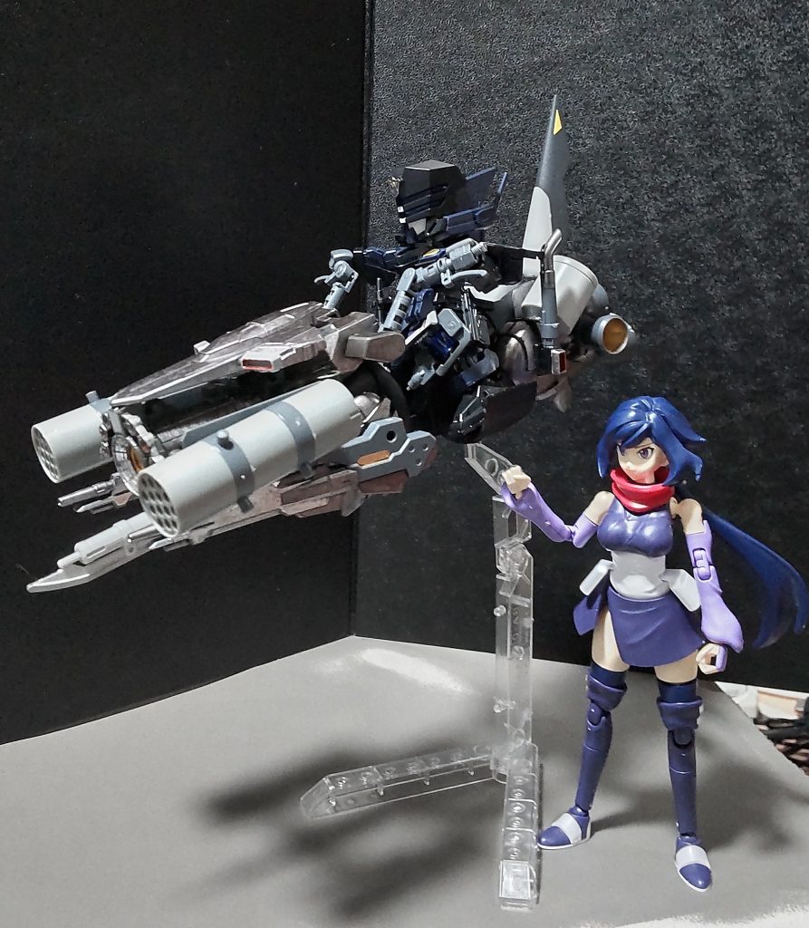 軍馬の胴体の伸縮や展開機能は損なわれてませんので、この様にSDプラモを乗っける事が出来ます。