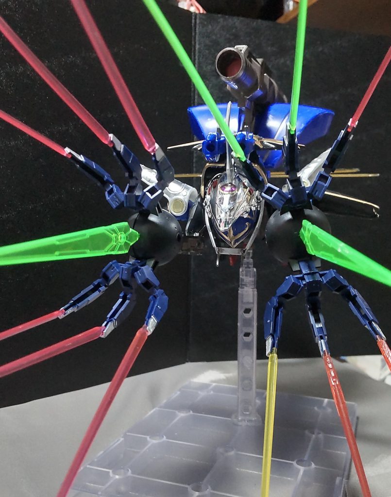 ○クローアーム・フルブラスト左右にある計12本の爪と掌の発射口2つの合計14箇所からの一斉射撃で、複数の敵を一瞬で片付ける大技。※エネルギーを大量消費しそうだが、負の感情を糧に無限供給している闇皇帝には関係ない話である。