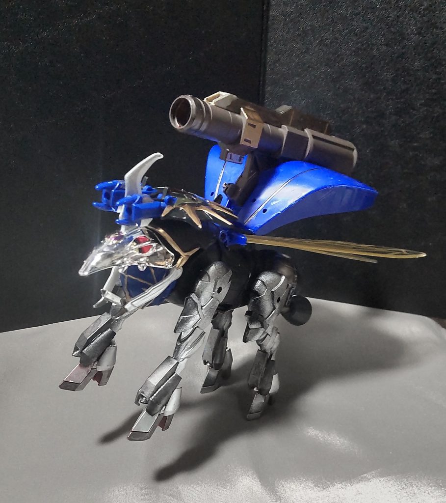 他の軍馬作品の脚を付け替えるということができます。これにより、虫の羽が生えた馬のようなキメラが出来ました。