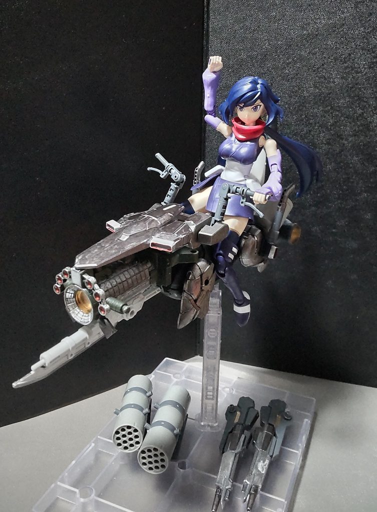 ミサイル・ポッドやビームキャノンは脱着可能になってますので、主砲だけの軽装状態にすることができます。