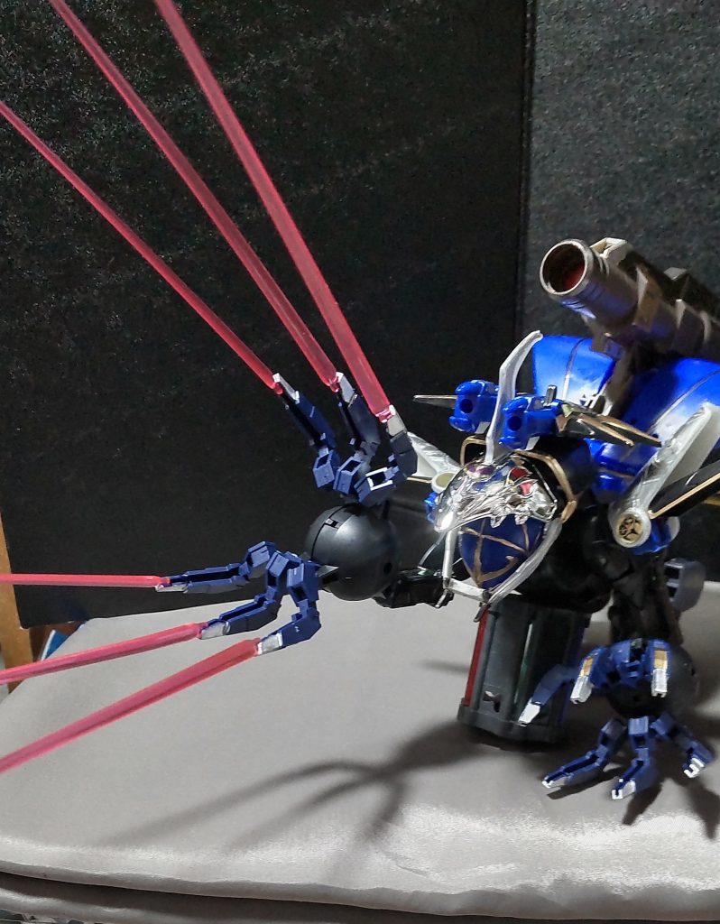 ○クローレーザー6本ある爪の先端からレーザーを広範囲に放つ。また出力調整する事で、レーザークローとして相手を無惨に切り刻んだりもする。