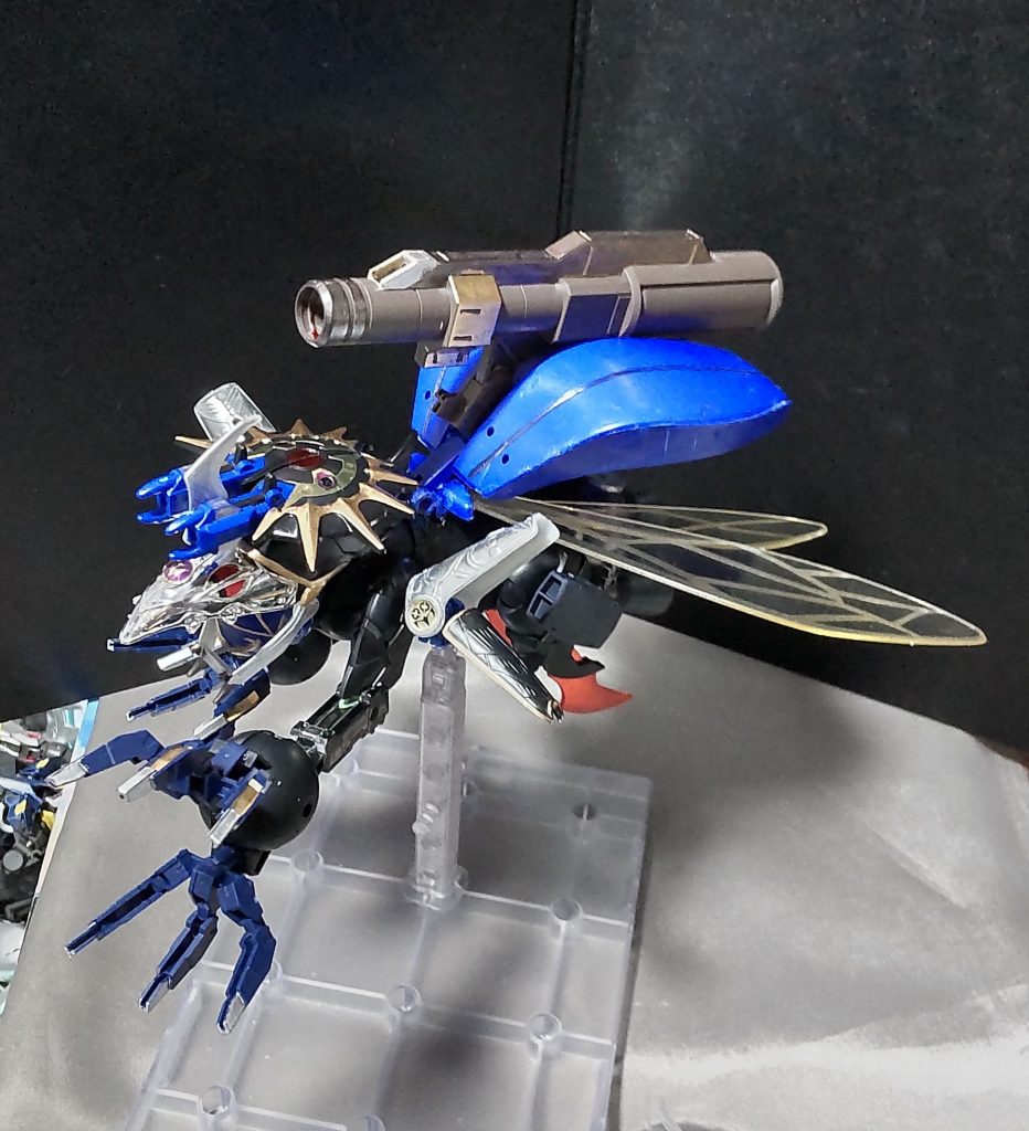 腕はある程度、前方に出せます。腕の角度調整やクロー展開などもできます。