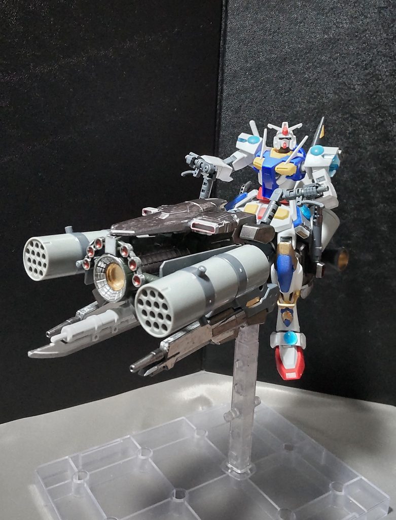 撮影中に気付いたんですが、HGサイズのガンプラだって乗れちゃいました。※モデルはOガンダムです。