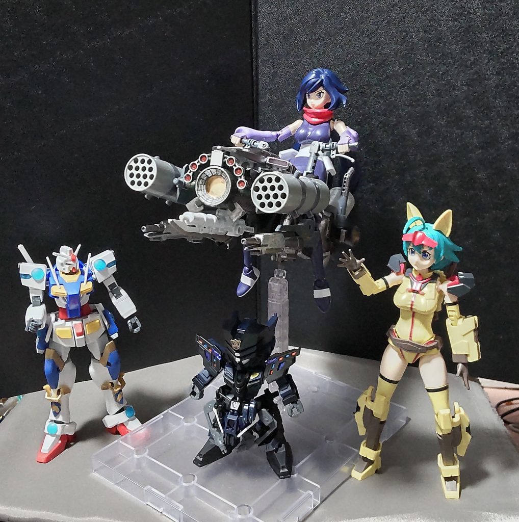 当初はSDプラモ(爽傑伝以降)用のサポートメカという名目で作り出したのですが、最終的にはどのタイプのガンプラでも適応出来る万能な乗り物に仕上がりました。……同じの作れと言われても多分二度と出来ないかも……でも、量産機レベルなら出来るとだけ言っておきます。……で、これ軍馬メインの作品と言ってもいいのかしら……?