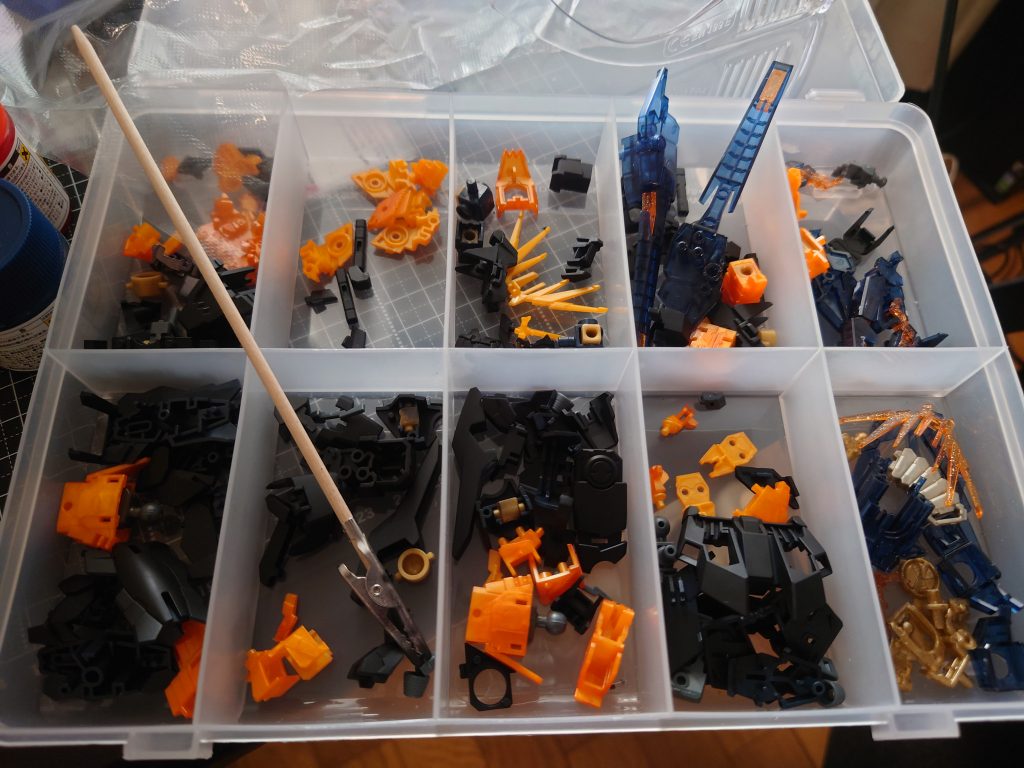 パーツ切り分け後。一度落としてバラバラになりました。