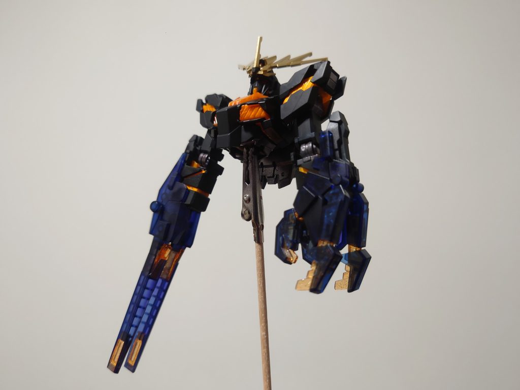 白背景だと、クリアパーツにヴァイオレット吹いているのが分かりやすいかもです。