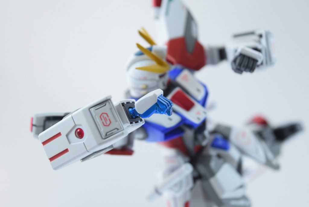 ビルドナックルは右手だけ用意しました。ガントレットのクリアパーツは、ビルドナックル用に独立した粒子貯蔵基という設定です。