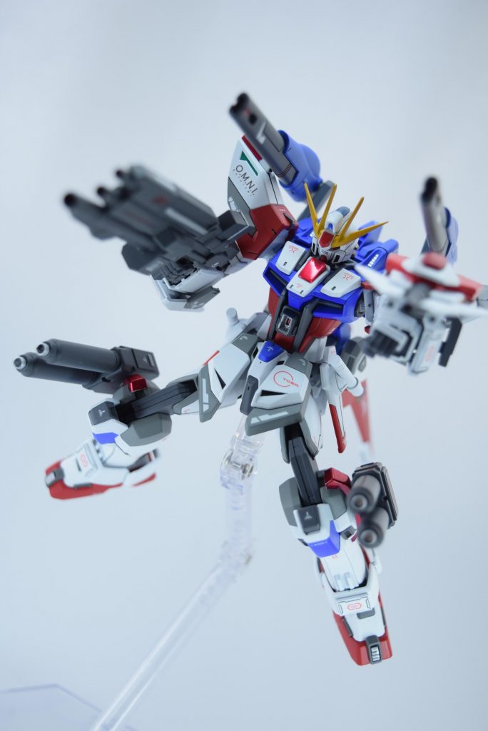 フルブラストモード。パワーゲートを使用する際はライフルは使えませんが、そこはやむなし。最初は機動力を犠牲にして火力、防御面を大幅に強化、カラミティ風にするつもりで、バズーカも持たしていました。腹部のスキュラやバックパックのキャノンはその名残です。