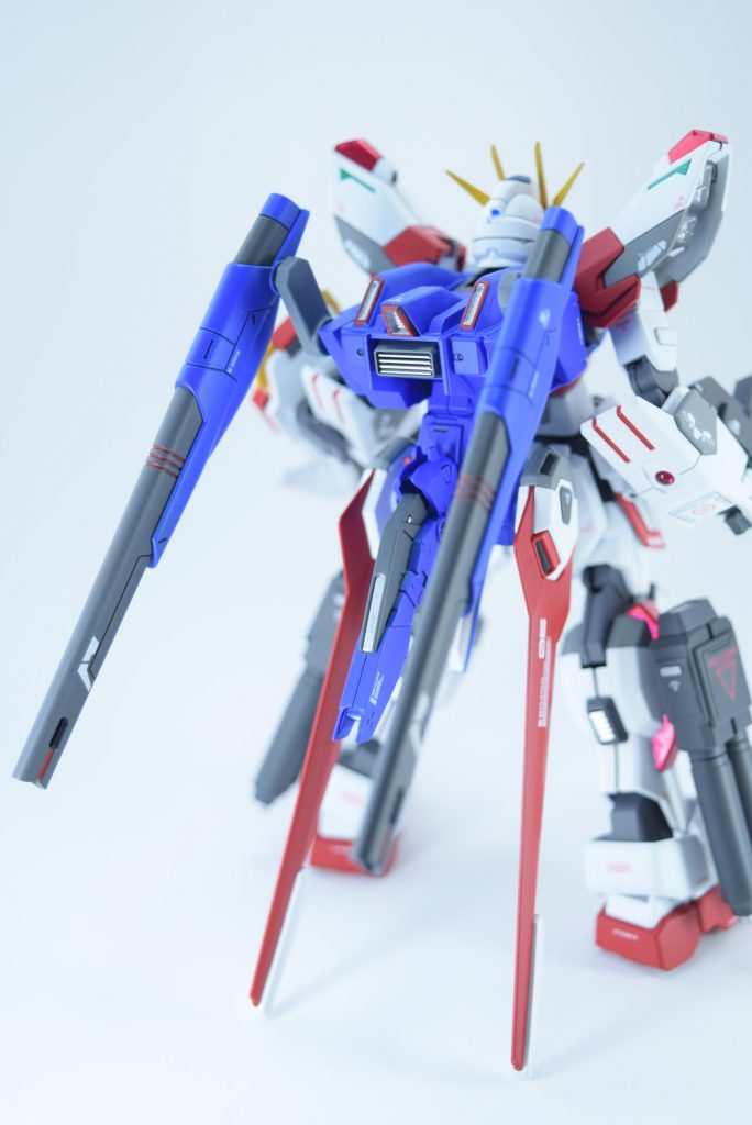 重量増を補うため、フレキシブルスラスターを3基。下腿中心にスラスターを追加しています。