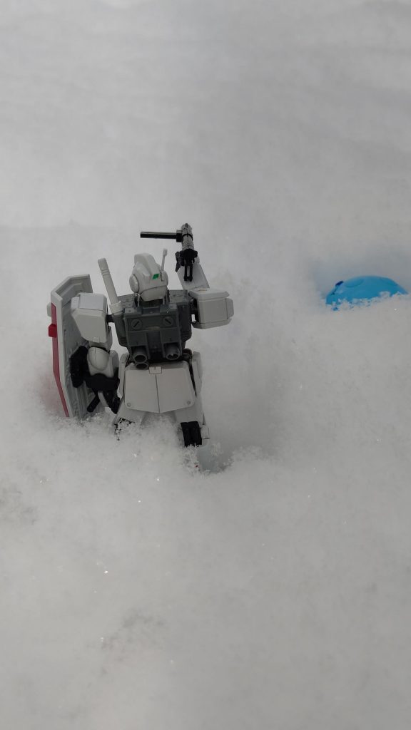 5cm程度の積雪でもHGガンプラだと8m近い積雪になるの面白いですね。雪に脚とられて身動きできなくなった経験がある方は、こうなったらMSの運用無理だと思うはず。真に寒冷地仕様にするならホバースキー必須。