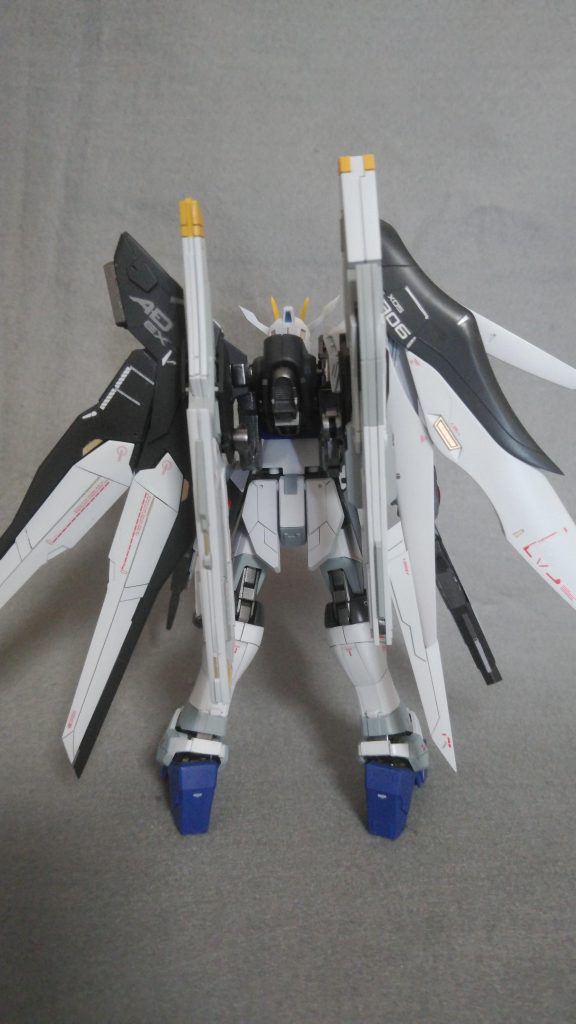 背負い物は、デスティニーの長射程ビーム砲とダブルオースカイのビーム砲を取り付けています。ビーム砲のマウントラッチ、可動アームはバスターガンダムのアームを基礎にして自作しました。