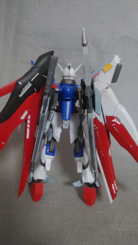 背面に、アロンダイトとダブルオースカイのソードを取り付けました。こちらは長物二刀流です。