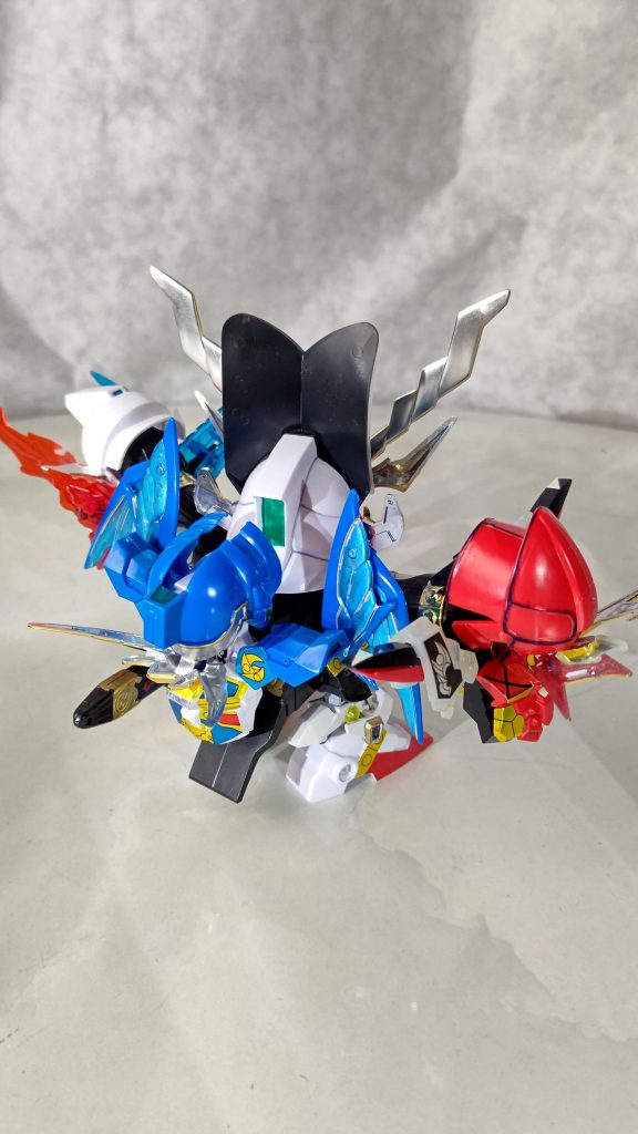 パチ組に部分塗装した程度ですが、烈破の鎧には蛍光シールを、特殊素材がなかった烈空の鎧にはホロシールをちょこっとですが足しました。