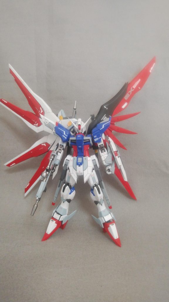 カラーは、デスティニーを踏襲しつつ青みのあるブルーグレーで各所を塗りわけました。