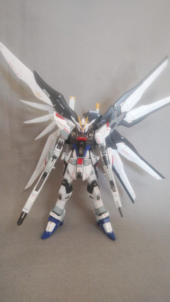 カラーは、キラの白服をイメージ