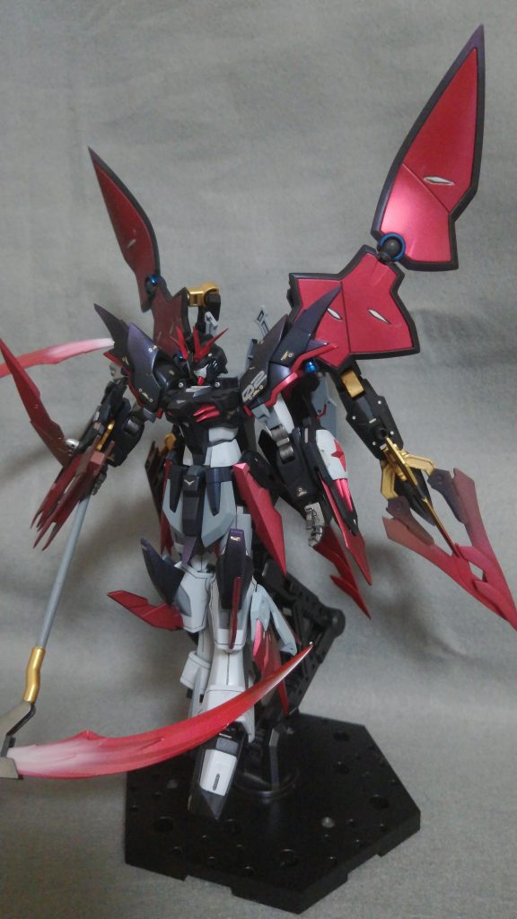 塗装について　今回はデスサイズの黄色をなくして、黒と赤に差し色に金をいれました。ツインアイも赤にしてます　