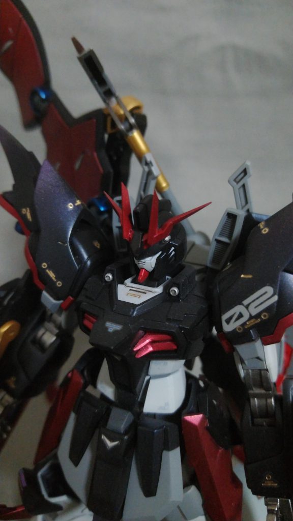 黒：黒サフにブルーブラック、先端に向かってアメジストパープルとメタリックパープルでグラデーション、クリアパープルを上掛けして馴染ませてます　赤：メタリックレッドにクリアレッドでキャンディ塗装、刃、クローは黒サフに偏向塗料のレッドゴールド、先端に向かってメタリックレッドとクリアレッドでグラデーションしています　あとは、デカールでデコレーションしてツヤ消し吹きました