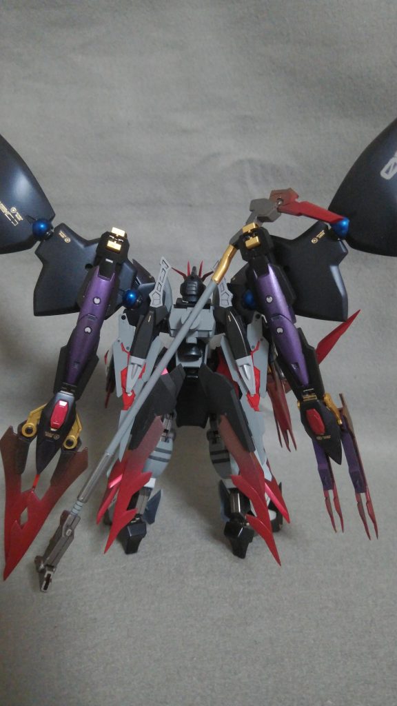 背面に実体剣二振りと先端が異なる二種類の大型クローを装備、ビームサイズは、デスサイズのビームサイズにラヴファントムのビームサイズを取り付けて、両刀のツインサイズに　大型クローは、ガンダムアシュタロンをインスパイアしました。