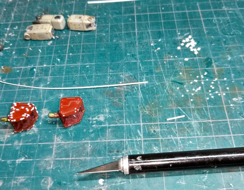 0.2ミリプラ板を細かくチップ化し各所に張り付けました。そして再塗装です！