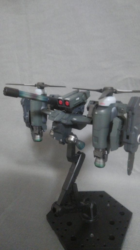 基本は素組みですが、バーニア類をジャンクパーツから見繕い推力ましましにしたのと、ガトリングとミサイルランチャーを取り付けて、劇中では使い捨てだったティルトローターパックに支援機としての機能を付与してみました