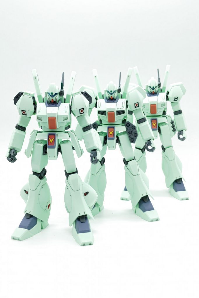 手前からAタイプ、Bタイプ、ノーマルタイプノーマルタイプを先ず作り、少し開けてからA、Bを同じジェガンバリエーションだから行けるやろと同時進行で製作しましたが、スラスターの塗り分けで難儀しました…