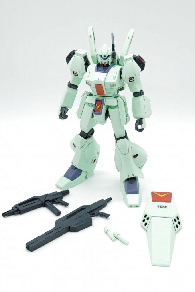 [武装]ノーマルタイプよりも大型のビームライフル、ビームサーベル(×2 左右腰に装備)、左腕部ミサイルポッド、ミサイルポッド内臓シールド余剰パーツより、旧タイプのビームライフルも付いてきます。