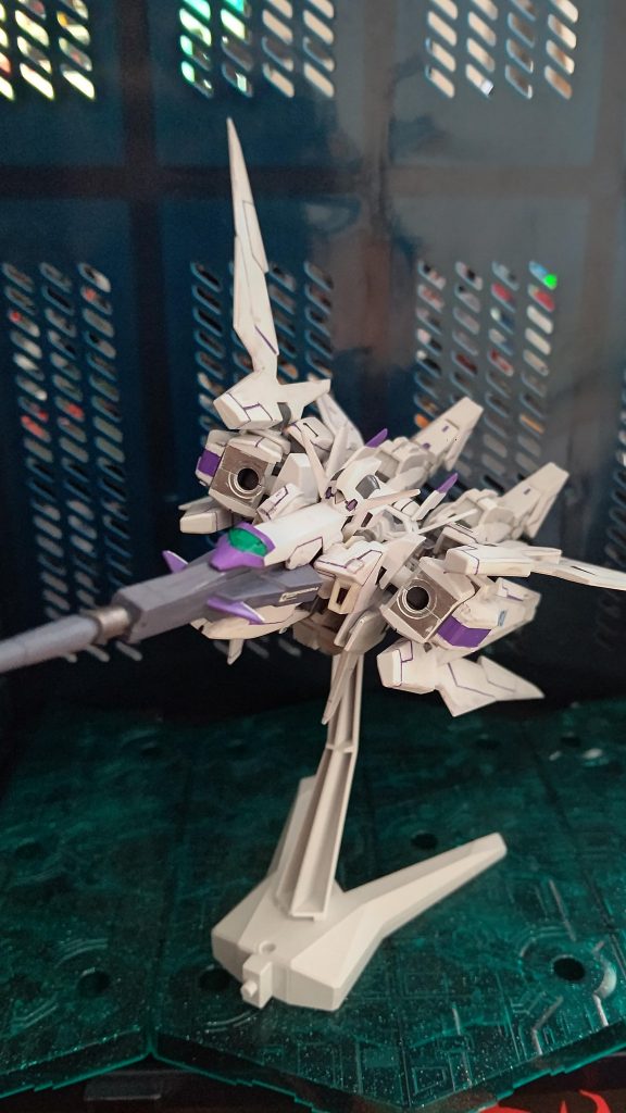 別アングルから差し替えパーツは使用していません。なるべく使わずに作りたかったというのもあって別のガンプラに使用しました。