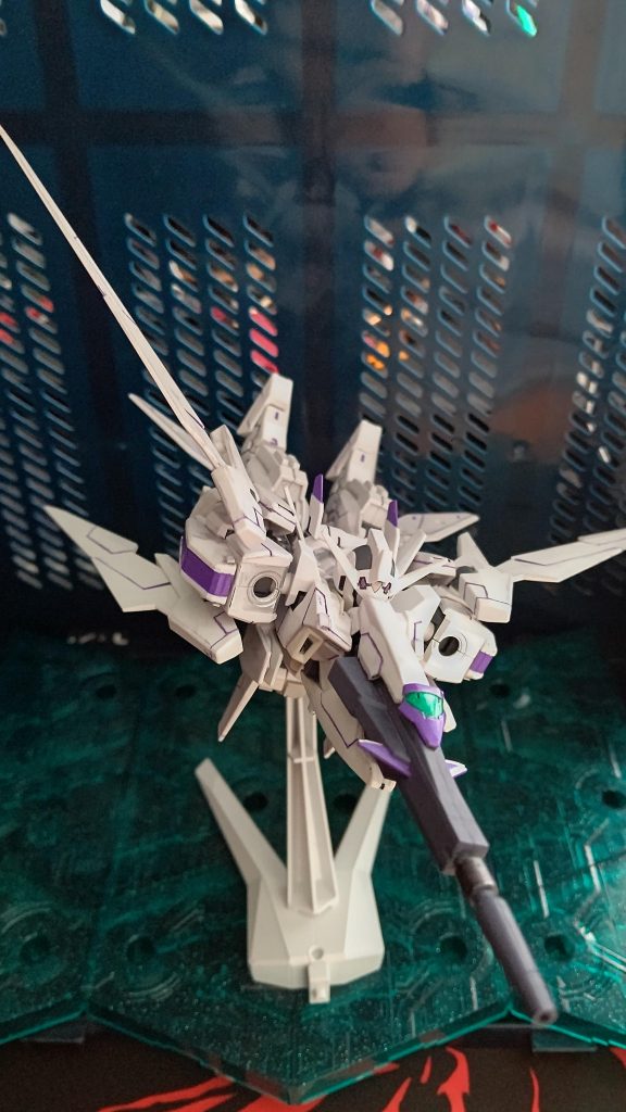 ストライダー形態です。30MMパーツを使用しウイングを追加、スタビライザーなども追加し、より戦闘機らしくなるようにしました。