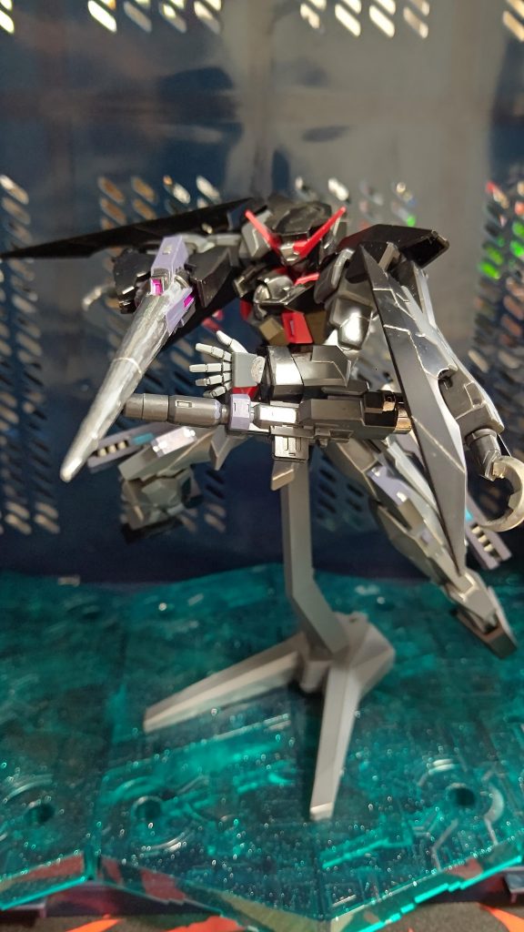 特徴的なメイン武装、ドッズランサー!ガンダムマーカーを塗装に使用しまして槍部分はメッキシルバーを使用しました。