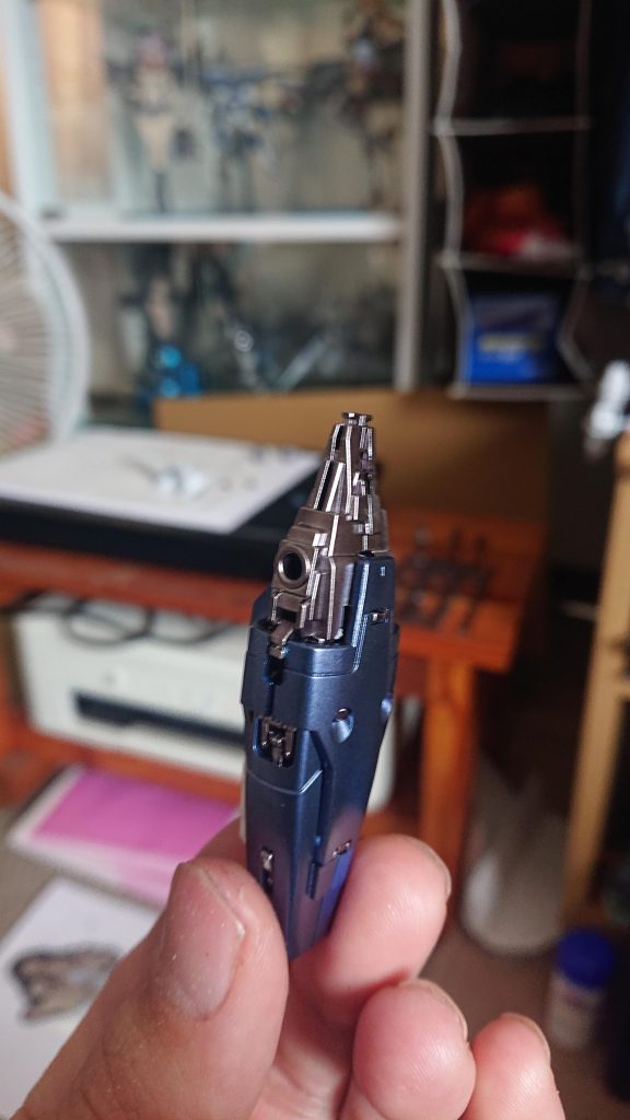 内部のフレームはガンダムマーカーヘビーガンメタリックで塗装。青いパーツはメタリックダークブルーを使用。