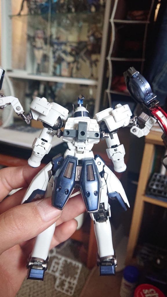 メガライドランチャー付属のパーツの軸を切り落として背中に接着してます。