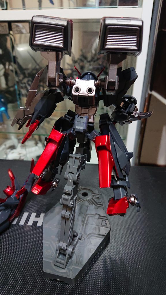 ふくらはぎのパーツはhgのνガンダムからで、軽く削った後に接着してます。