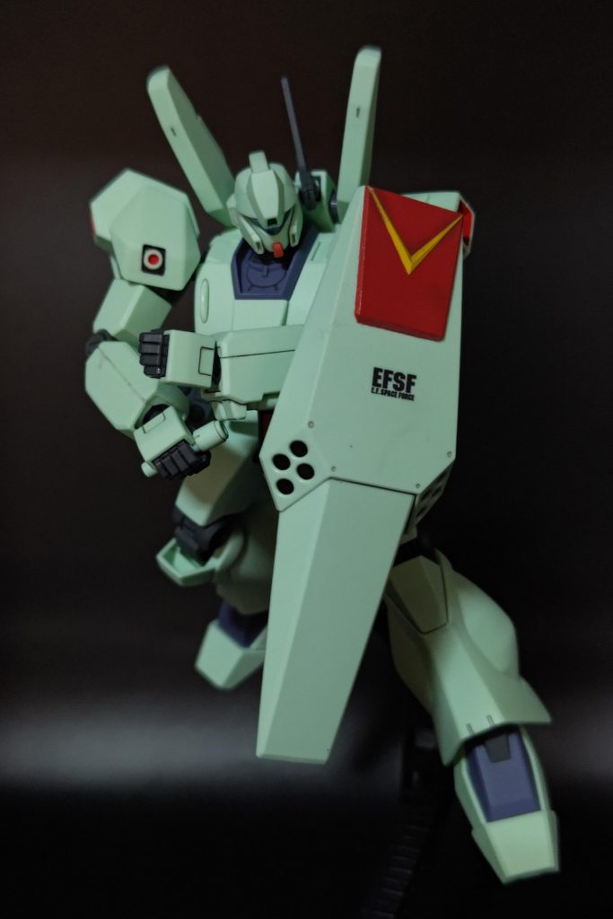 左腕部のラックからは、楽に構えることができます。左腕が切り落とされなければ、なかなか合理的…?