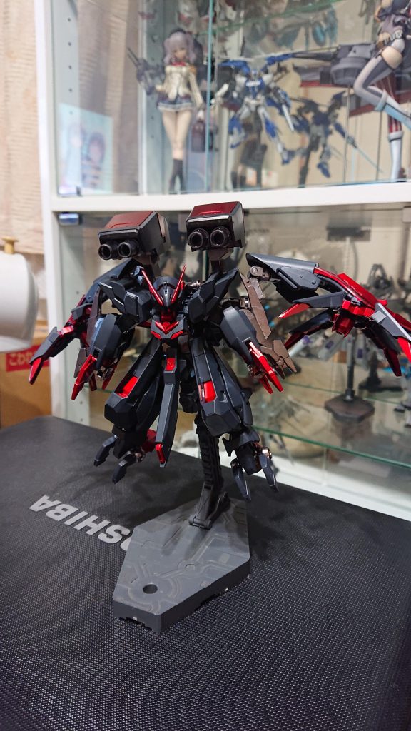 塗装はガンダムマーカーでファントムグレー、ロイヤルメタレッド、ヘビーガンメタリックを使用。ＧＮキャノンのみメタリックブラック使用。