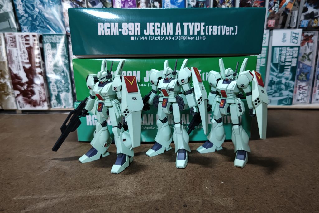 パッケージを背に、左からAタイプ、Bタイプ、ノーマルタイプ