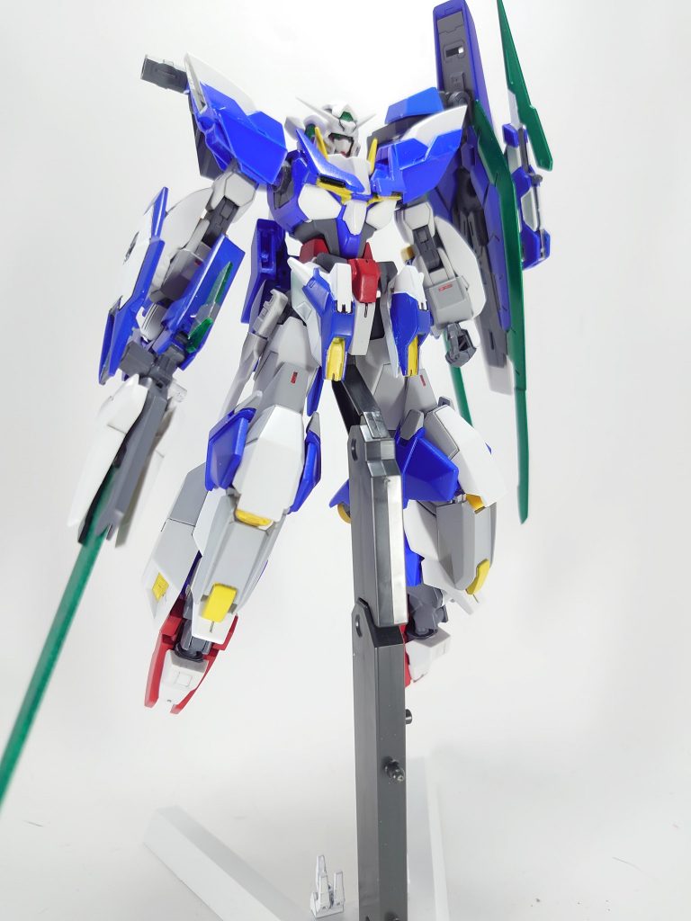 アーマー装着エクシアで有りながらシルエットはクアンタに近づけています。各部にアヴァランチユニットを装備脚部は足を伸ばし膝のスラスターを露出する事によって高機動モードになる