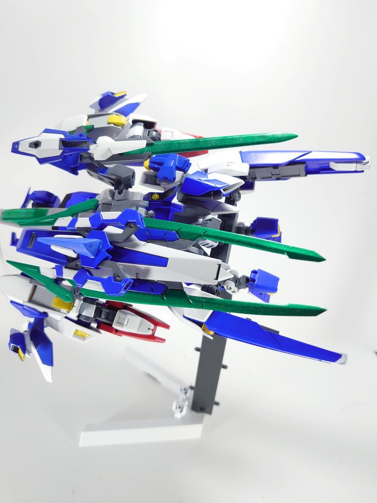 エクシア専用アーマーラックユニット機体下部にはエクシアを収納が出来、常時はこの支援機が主体となる側面のブースターを方向を変えると高機動モードになる