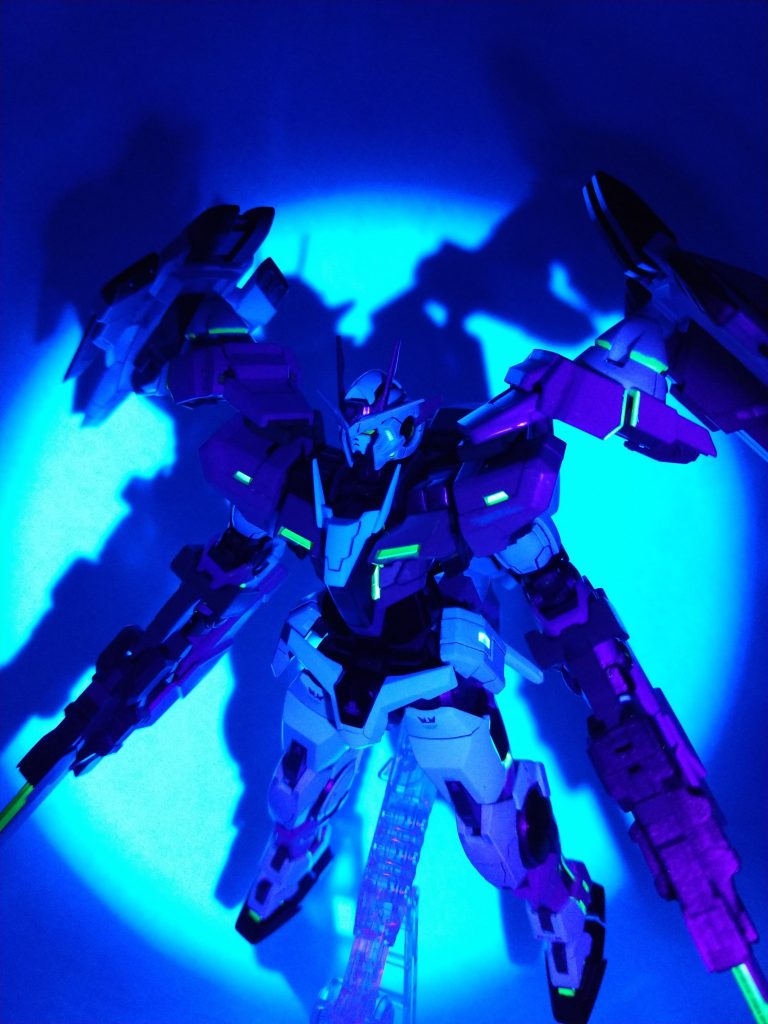 太陽炉と、装甲の隙間から粒子が漏れ出してるイメージです。