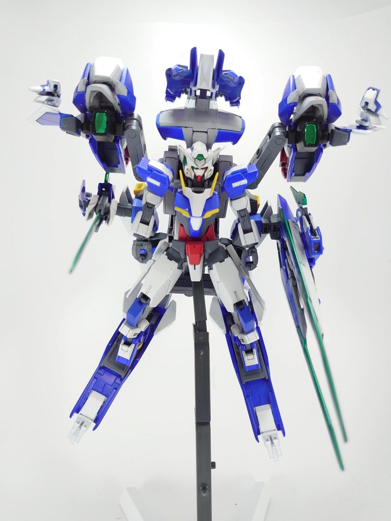 GNアーマーモード支援機にエクシアが合体している状態での戦闘モード今回、やりたかったギミックですバックパックで側面の武装、ダッシュユニットで脚部ユニット、フットアーマーで上部のGNキャノン等を再現