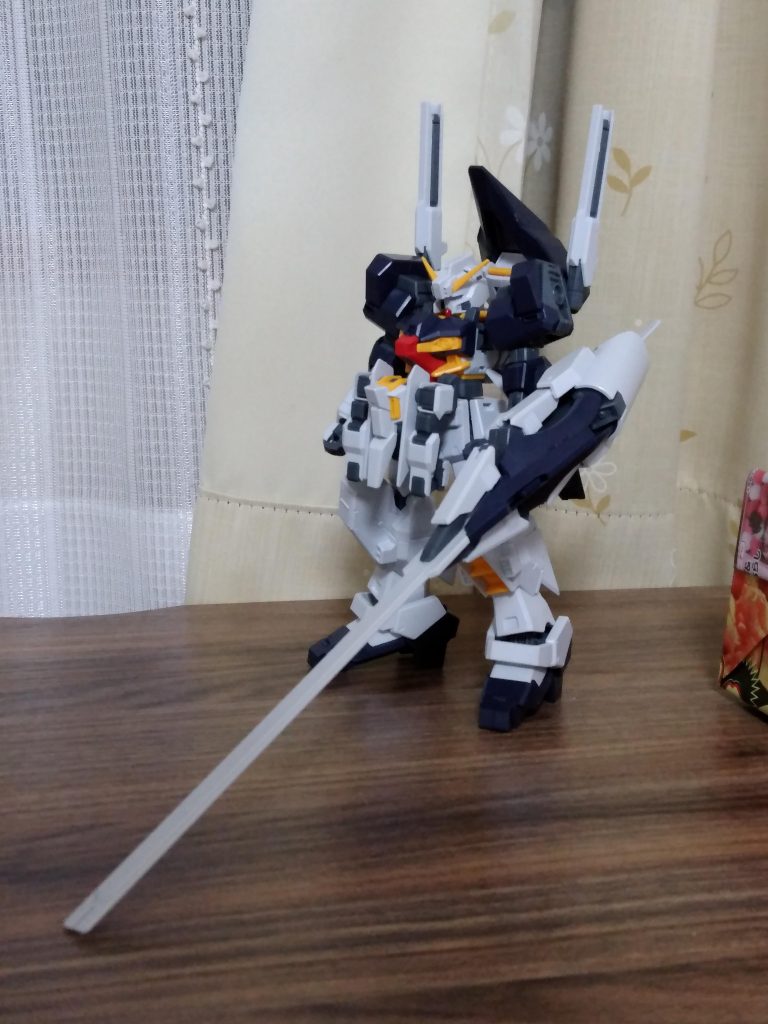 素組み状態です。腰部サブアームが上すぎて寸詰まり感があるのと足が短いので全体バランスがなく、ずんぐりしてる。