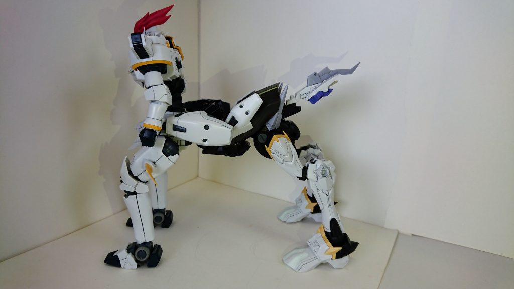 トールギスを軸に、馬の胴体?はトリニティバイク。後ろ足はオメガモンで構成全体のバランスを整えるためにジャンクをペタペタしました。