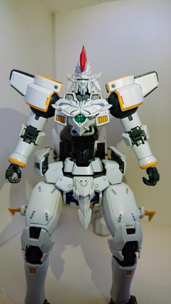 頭、胸、腰にもオメガモンのパーツをくっつけました。スッとしたトールギスからがっしりとした騎士になりました。