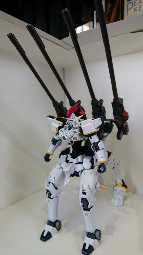 バックパックに要塞破壊用にドッペルホルンを四連装で装備デカすぎてMGの箱で作った簡易スタジオに収まりきらない……武装    ヒートランス、ビームサーベル                シールド、ドッペルホルン、                      スモークディスチャージャー、