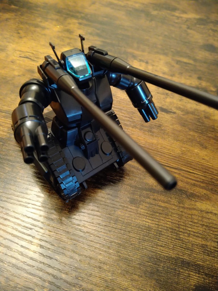 塗装前のガンタンク。真っ黒です。